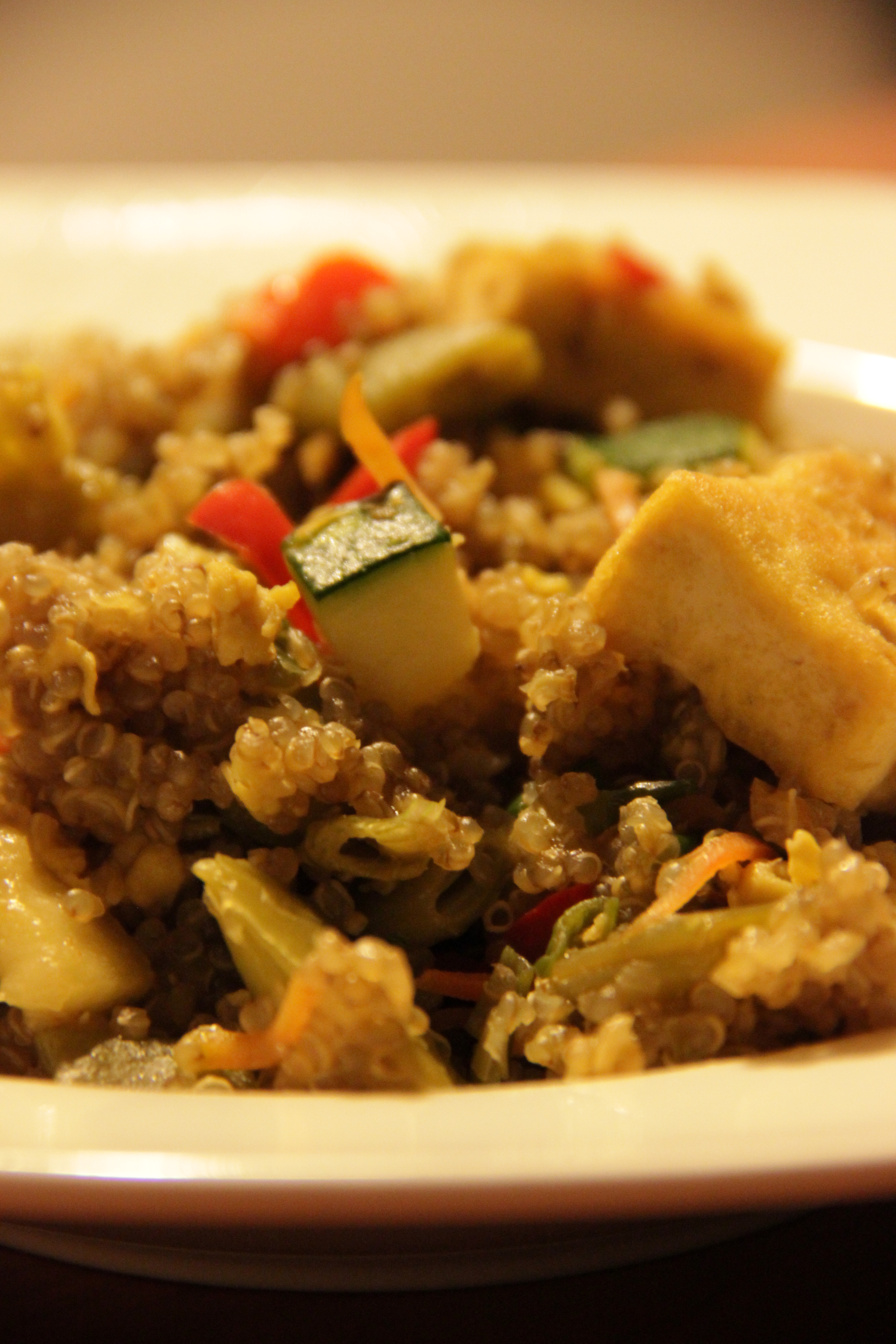 Chaufa de quinoa con verduras y tofu salteado